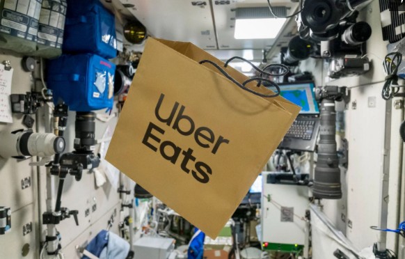 Uber Eats hizo la primera entrega de alimentos al espacio este fin de semana
